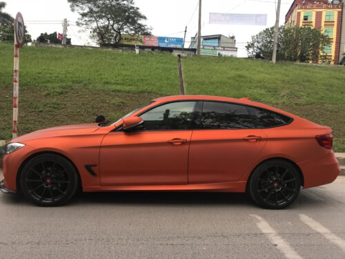 BMW 320GT đổi màu cam xước